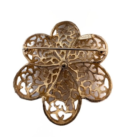 Vintage Trifari Crown Open Work Flower Signed Filigree Gold Tone Brooch Pin - Picture 7 of 7